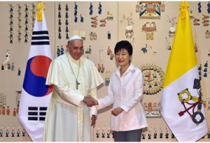 Pope Francis is greeted by South Korean President Park Geun-hye