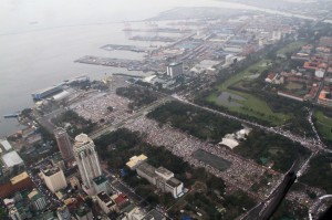 Millions attend Mass at Rizal Park on January 18, 2015