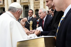 Dan Zeidler hands statue to Pope Francis while sculptor Martin Hudacek looks on