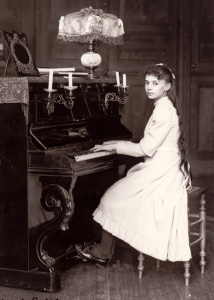 elisabeth_de_la_trinit_jouant_du_piano